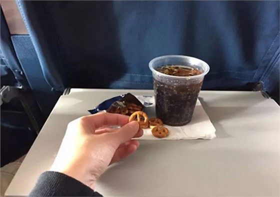 飞机客舱最脏的地方在哪里？看完触目惊心！