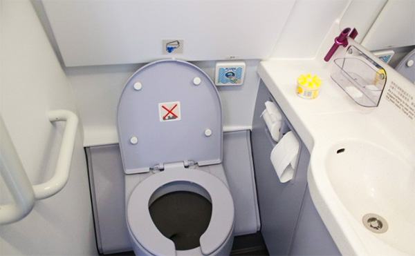 航空小知识——飞机马桶不必“步步惊心”